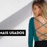 Mulher usando body verde com costas cruzadas, texto "OS BODYS MAIS USADOS".