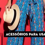 Calça estampada colorida com chapéu de palha, ao lado de frutas e cesta, fundo vermelho.