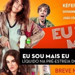 Kéfera Buchmann e elenco em evento de pré-estreia do filme "Eu Sou Mais Eu". Logo da marca Líquido.