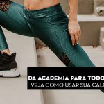 Mulher em posição de alongamento usando calça legging verde e tênis preto. Texto: "Da academia para todos os momentos".
