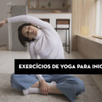 Mulher praticando yoga sentada no chão, com texto 'Exercícios de yoga para iniciantes' em destaque.