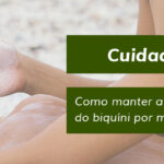 Mão aplicando protetor solar em pele bronzeada, com texto "Cuidados: Como manter a marquinha do biquíni por mais tempo?