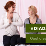 Duas mulheres sentadas em posição de yoga, sorrindo, com texto "#DIADASMÃES" e pergunta sobre estilo.