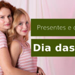 Duas mulheres sorrindo com camisetas listradas, texto sobre presentes para o Dia das Mães.
