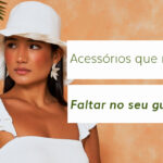 Mulher com chapéu branco e vestido branco, destacando acessórios essenciais para o guarda-roupa.