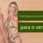Mulheres usando biquínis com estampa tropical, destacando a coleção para o verão 2022.