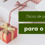 Caixas de presente decoradas com laços, com texto "Dicas de presente para o natal".