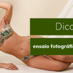 Mulher deitada usando biquíni estampado, com texto "Dicas para ensaio fotográfico de verão".